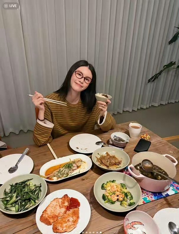 何穗晒出老公陈伟霆做的五菜一汤，甜蜜日常令人羡慕。
