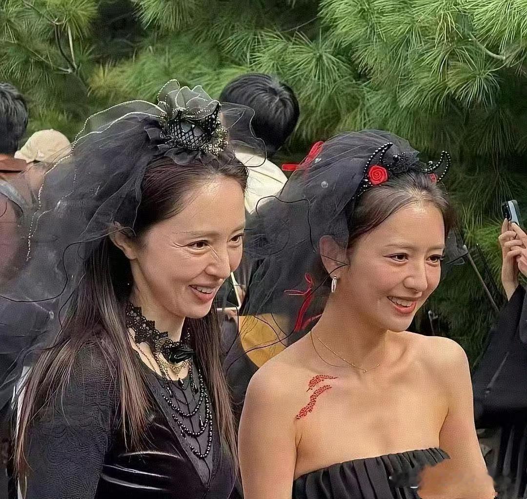董璇和佟丽娅的素颜照忒真实了，舞台上精致妆容全没了，就是普通人的模样。董璇皮肤看