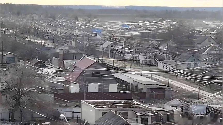 凤凰新闻【触目惊心！乌克兰利曼镇上空布满无人机光纤，密密麻麻如“蛛网”】触目惊心