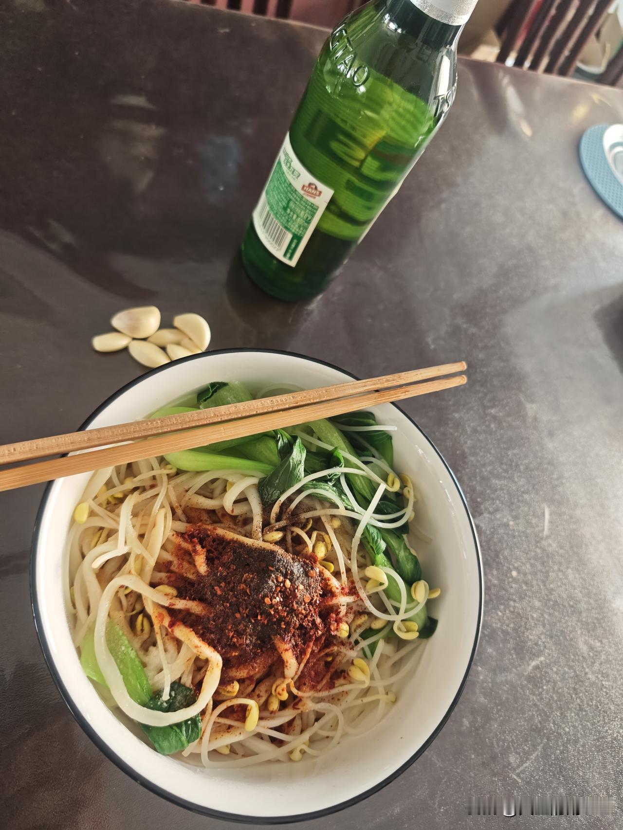 今天中午因事去了交大一附院，折腾了大半天。四点回到家，我赶忙做了一碗简餐——油泼