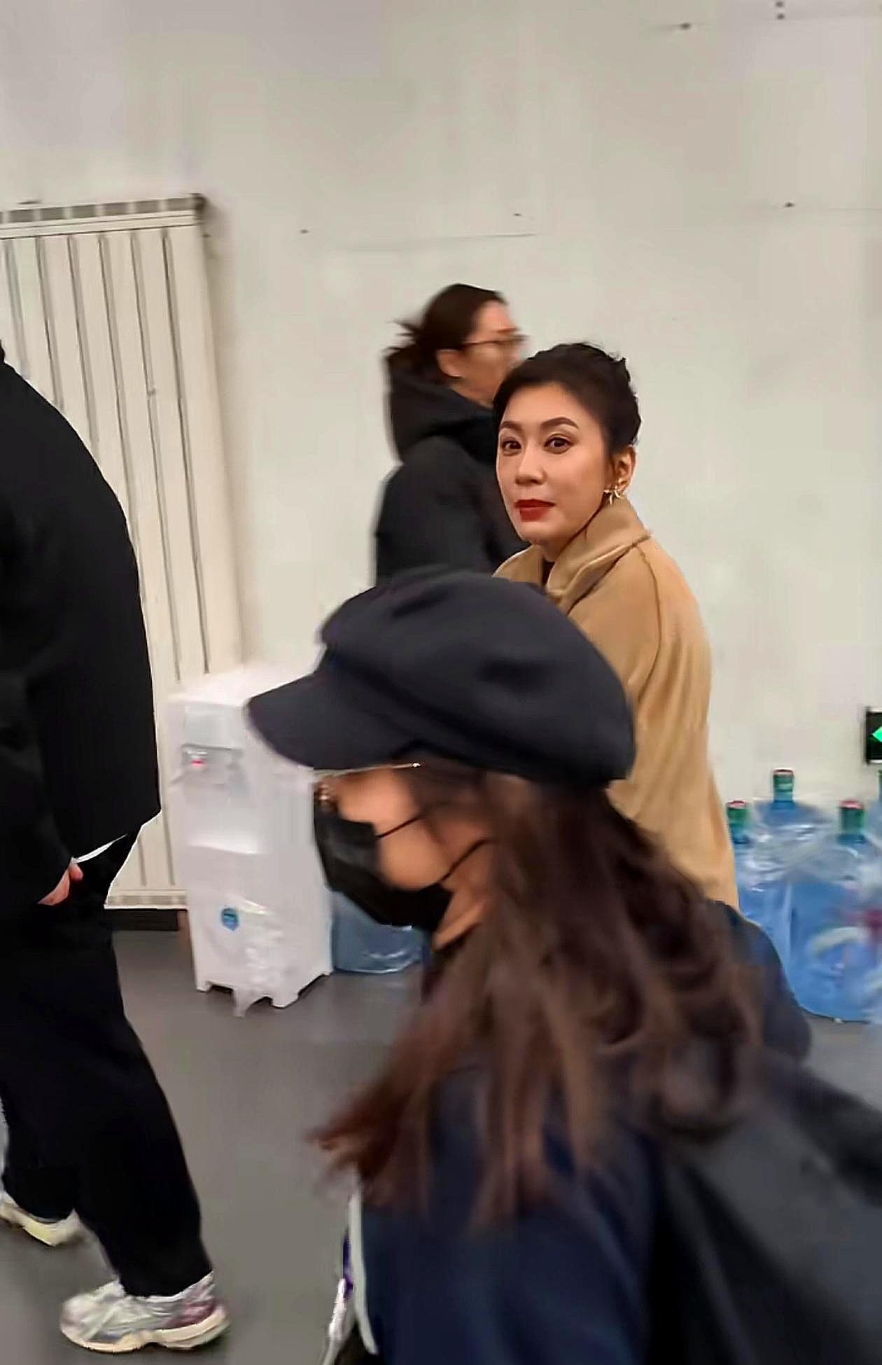 51岁贾静雯片场连拍八条不NG她把剧本翻到卷边，汗顺着下巴滴，导演喊停，她