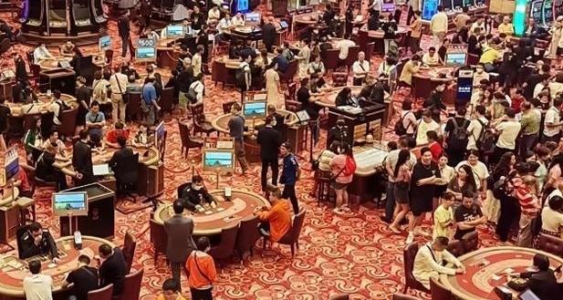 澳门有趣的地方在于：如果你在赌场赢了2000万，想要转身离开，当然可以，但是在离