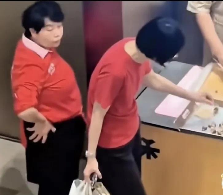 超市面包区，一位穿红色T恤衫，精炼短发，戴着一副近视眼镜，手腕上还戴着表，看上去