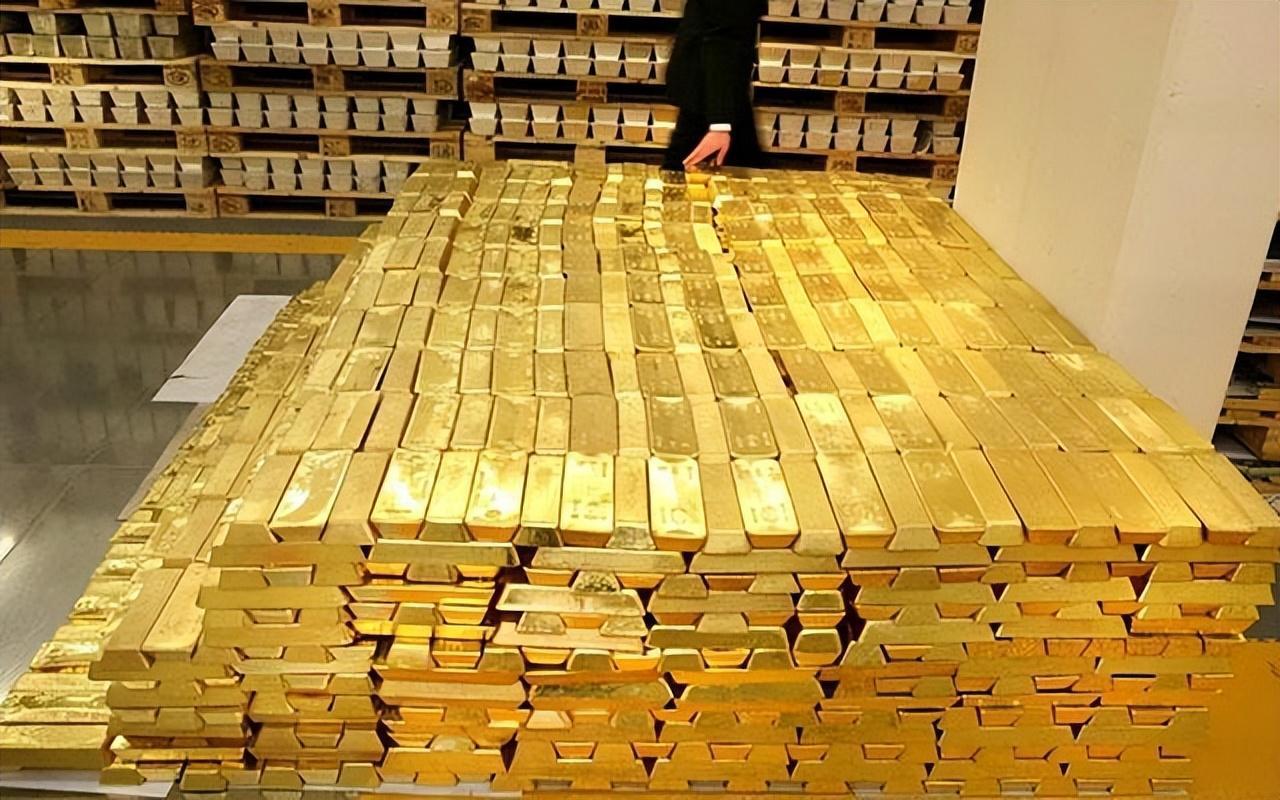 1945年，希特勒把柏林国库几百吨黄金和数不清的古董珍宝，分两路偷偷往南运。前半