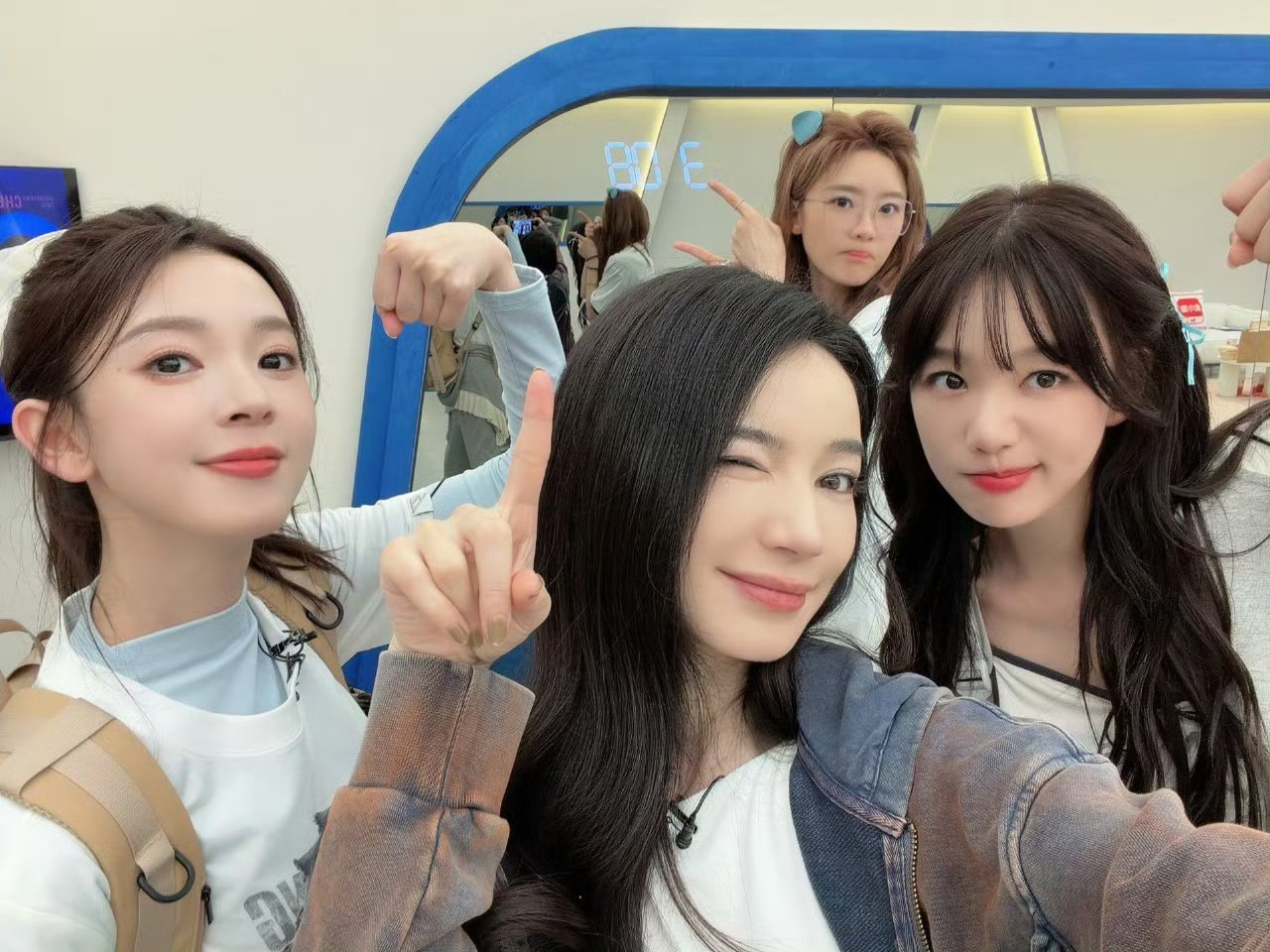 陈瑶用膝盖鼓掌陈瑶姐姐用膝盖鼓掌真的太可爱了，恭喜张月组的姐姐全员安全晋级，我们