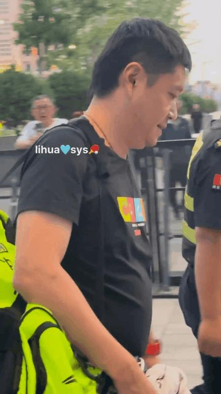 coco到达雄安新区啦！coco结束假期，来看莎莎打比赛了！两边的球迷们看到