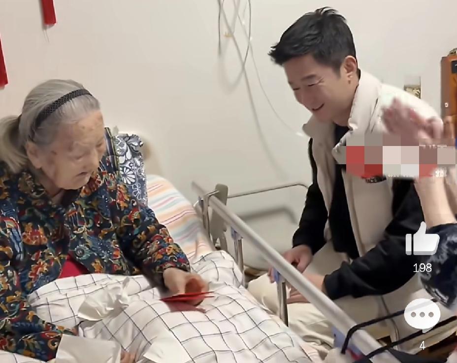 吴京反转了啊，一个小动作看出他对老婆咋滴！昨天是三八妇女节，吴京和谢楠一起回