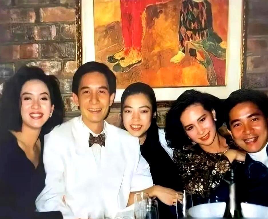 大年初二，63岁何超琼没回半山豪宅，却在别人家的全家福里，稳坐C位。干女儿