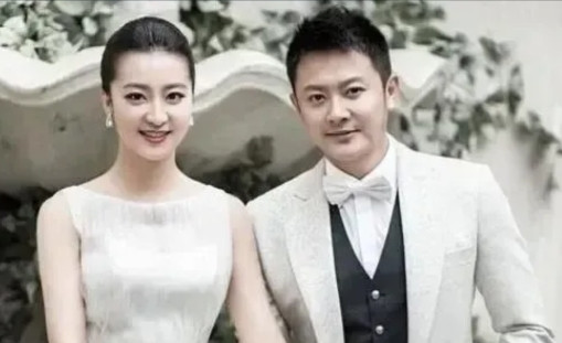 2014年，印小天向哈琳娜求了婚，哈琳娜说：“我是硕士学历，家族企业，愿意拿10