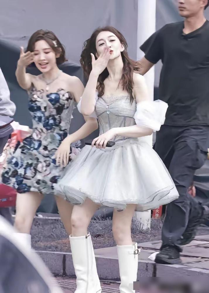 吃醋？李小冉50岁舞台上软萌，她老公当年直接甩出5个亿让她随便作。你以为这就