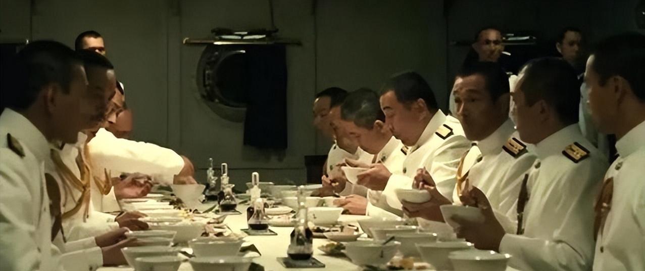 44年日本江河日下时，江田岛海军兵学校只是把用来抹面包的黄油换成了上等白砂糖，就