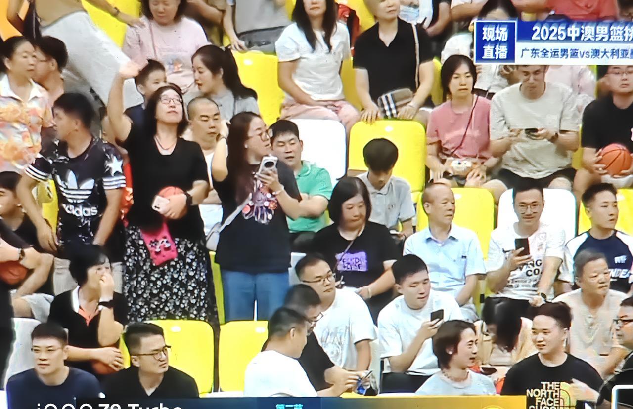 正播！广东全运队对战墨尔本老虎队。顺德站:第三战中澳篮球对抗赛，第一节靠着徐杰