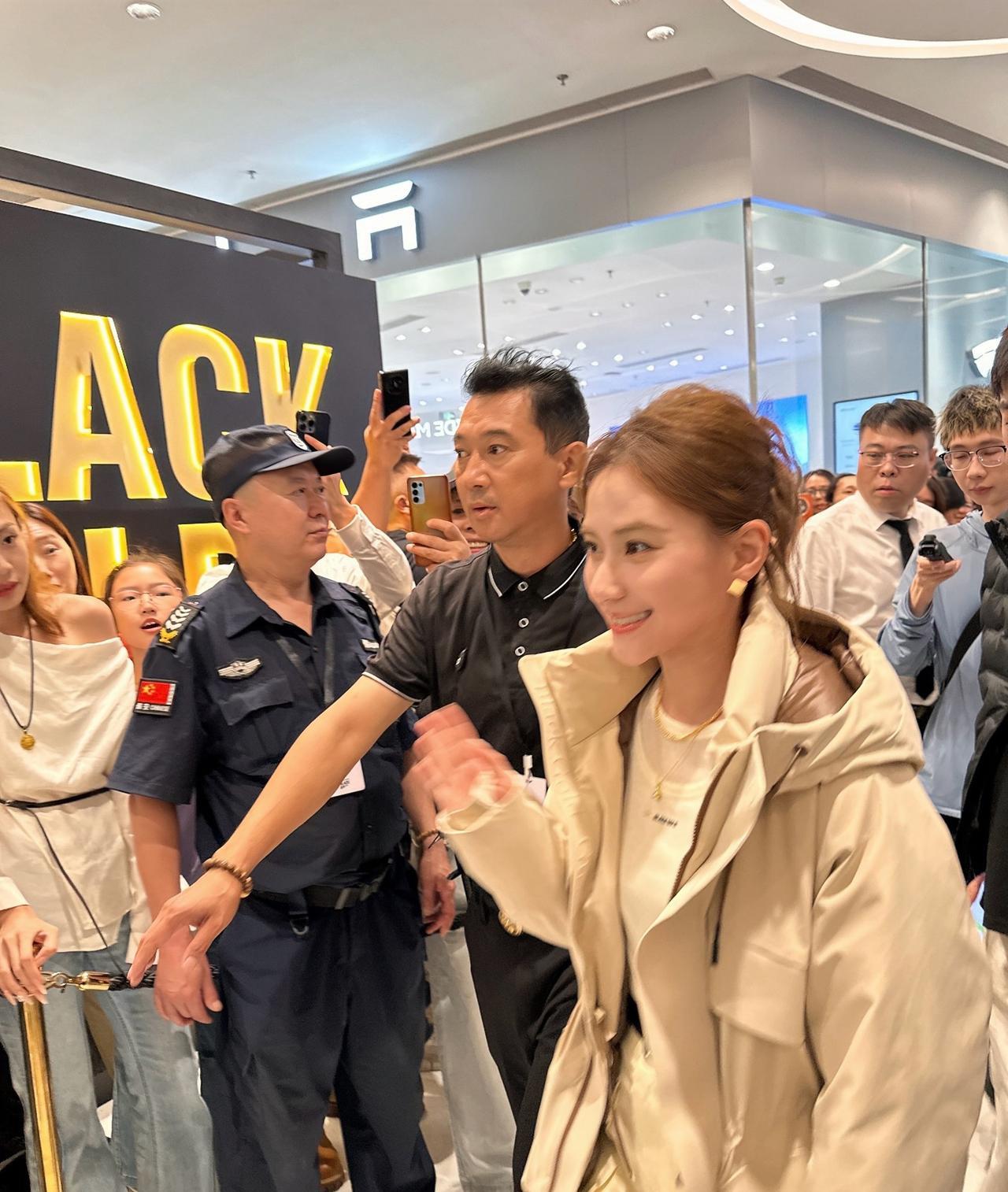 9月20日，有网友在沈阳偶遇何超莲，她现身铁西某商场，参加活动的画面。何超莲又