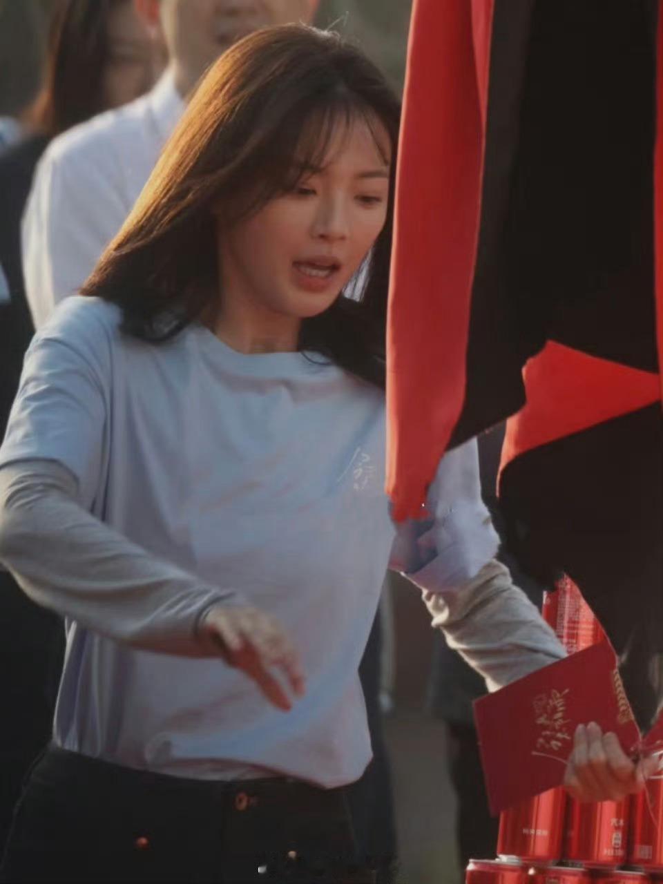 杨超越被绊倒杨超越猝不及防摔了一跤连表情管理都来不及做水灵灵的妹妹直接接地