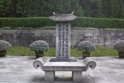 浙江杭州有一座宏伟的古墓，村民只知道墓叫“皇帝墓”，自己的祖先已经守护了上千年，