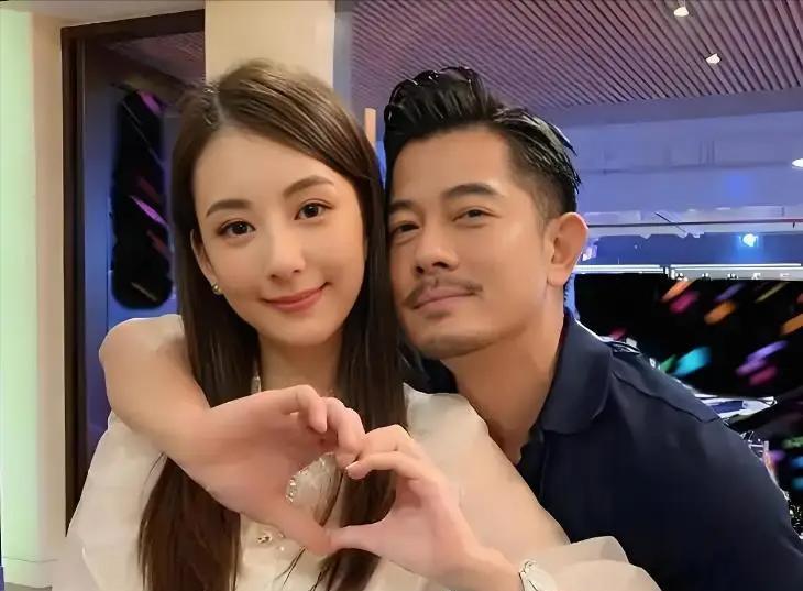 59岁郭富城宣布将休假一个月，陪即将生三胎的妻子方媛待产，据说三胎是个儿子，郭天