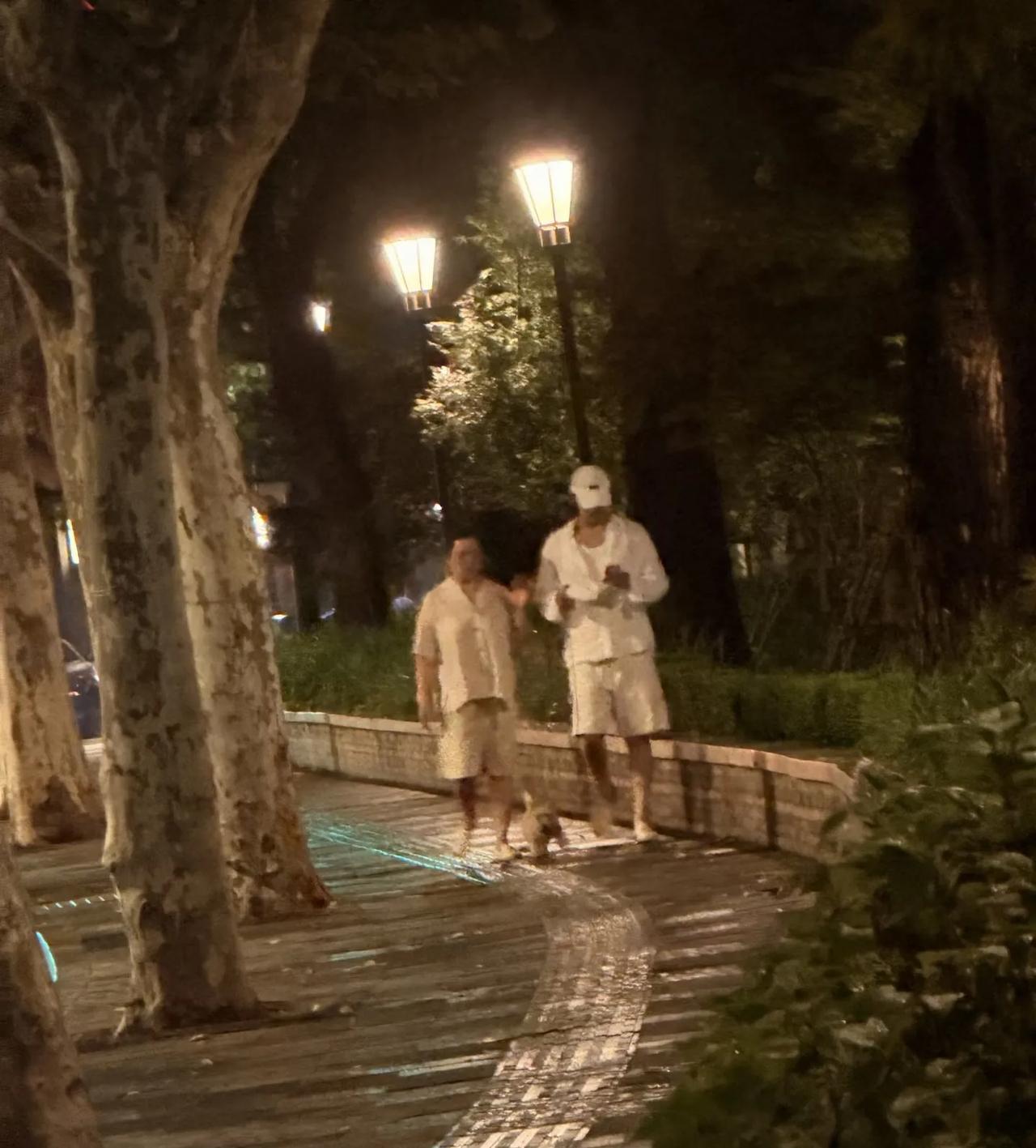 黄景瑜与妈妈夜晚一起散步，母子俩牵着一只狗，边走边聊，看起来非常温馨！