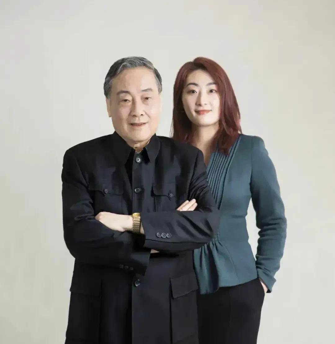 主持人问宗庆后:“你女儿好管吗？”宗庆后摇摇头:“我女儿不太好管。”主持人好奇:
