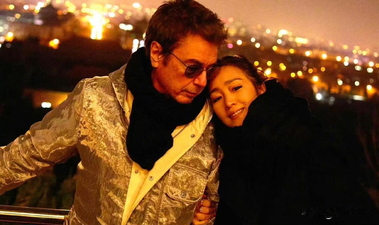 55岁的巩俐和77岁的丈夫让·米歇尔打卡北京中轴线，这也太出片了吧。