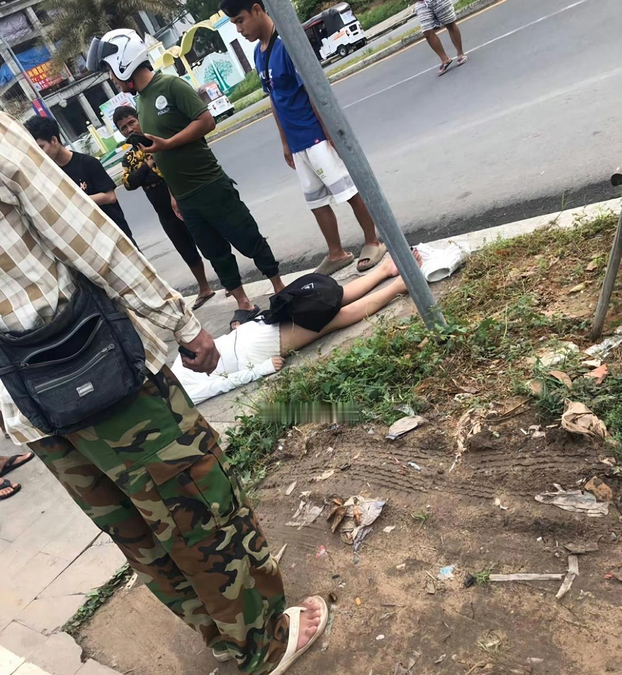 柬埔寨西港街头一中国女子横躺街头，身边撒满美金100元大钞，钱竟然没有被人捡走，