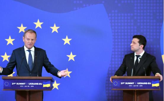 乌克兰这两年天天盼着能钻进欧盟的圈子，以为能抱上大腿过好日子，结果德法俩国家一出