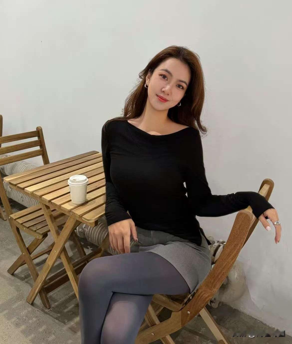 静坐花前饮，笑看红尘事。