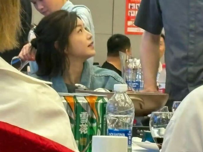 路人镜头下的陈妍希，这颜值打几分​​​​