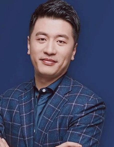 张雪峰说，当年我掏空四年的工资，给父母在东北买了房，他们正在装修的时候，我给他们