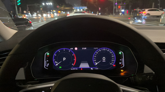 迈腾330豪华提车第二天左前球笼断裂晚上十点在红绿灯路口正常踩刹车，等到了绿灯