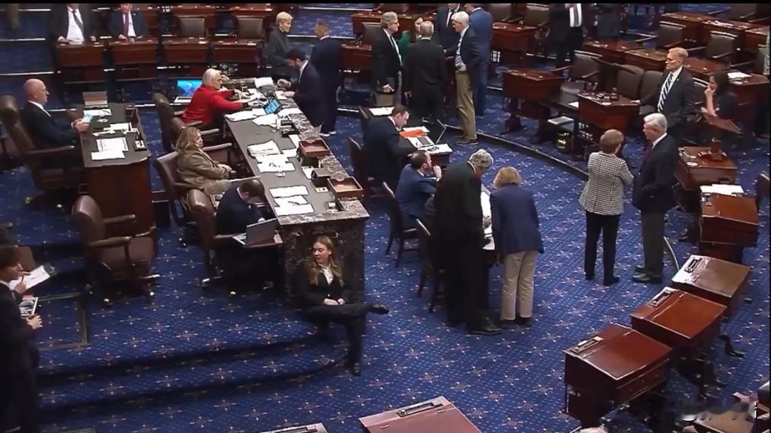 最新消息速报：8名美国参议院民主党人加入共和党，共同支持推进临时拨款案的程序性投