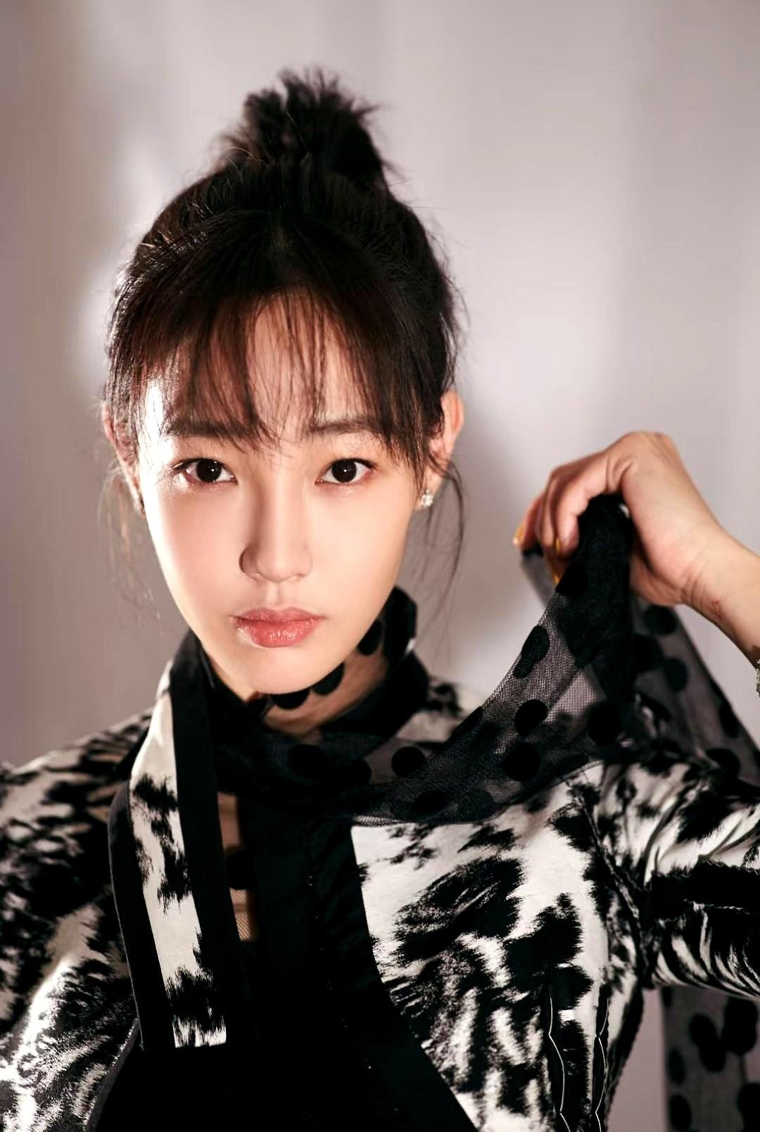 白百合被一句“没奖不用来”气到发微博，戳中所有打工人最怕的“用完就扔”。剧组