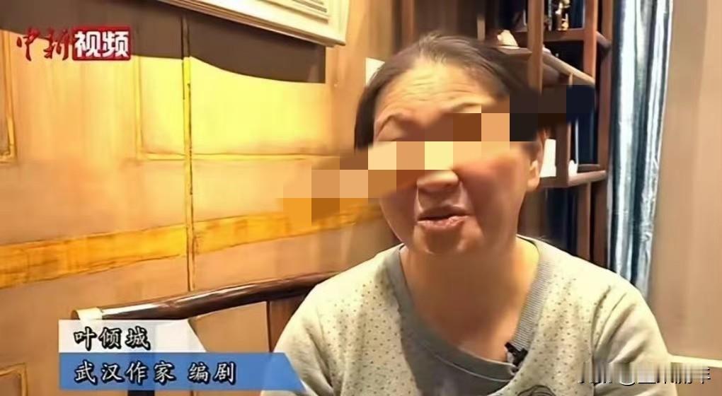 女作家叶倾城翻车了！就因为飞机上拧不开瓶盖，吐槽大学生“没眼力见”，结果被网友骂