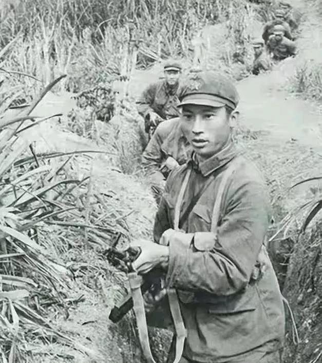 1979年，我军攻打越军炮台受阻，打了100多发炮弹，都攻不破，这时，一个炊事员