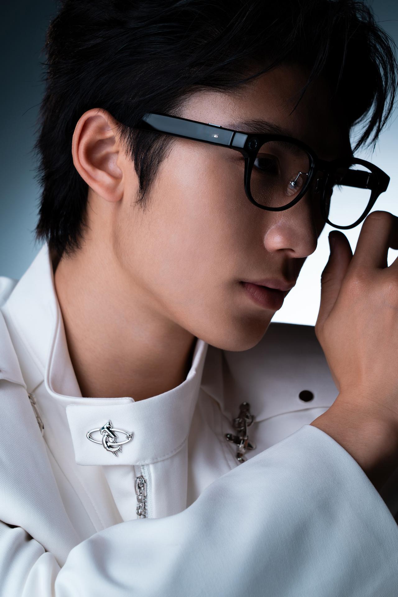 独自带娃时，既要顾着孩子的安全，又想记录他的成长瞬间，简直难如登天。手里抱着娃、