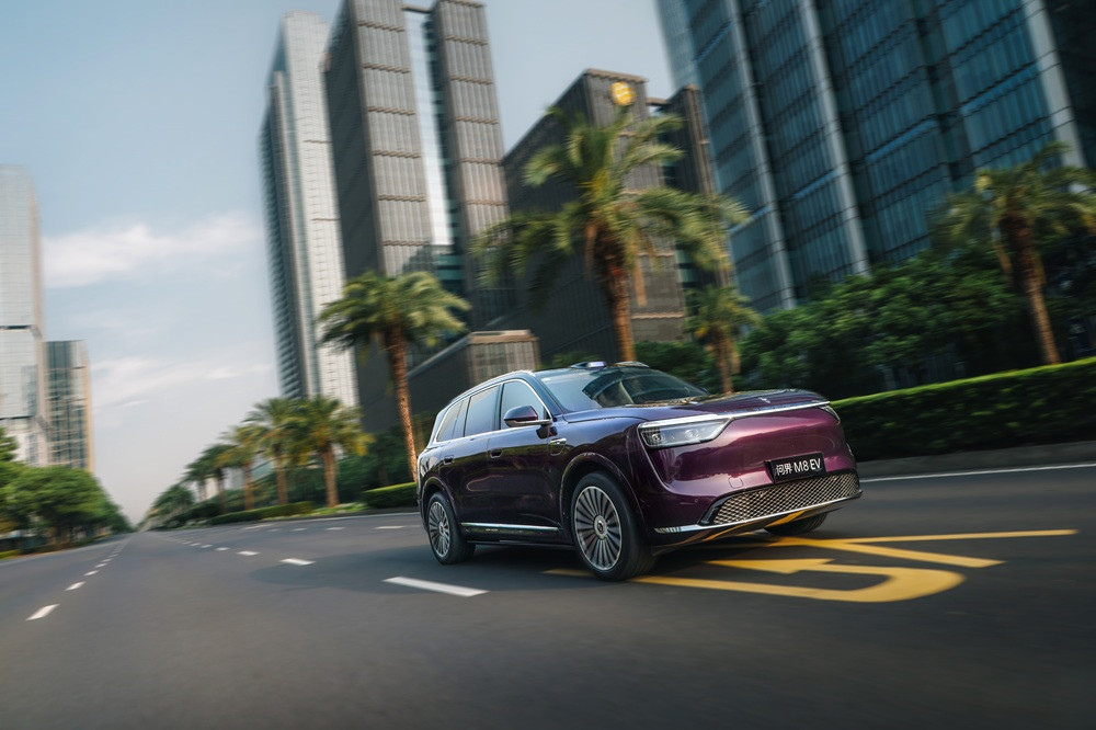 问界M8OTA解锁“从容返乡模式”，窄路掉头从此优雅自如