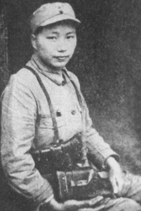 16岁女红军被活埋，黄土埋到胸口，她一滴泪没掉。千钧一发，一匹快马冲来，马上的人