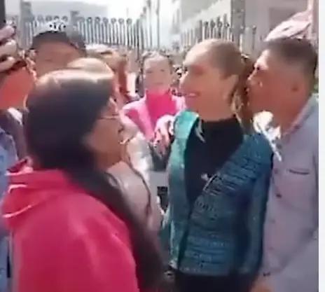 这位墨西哥小伙好大胆！居然把咸猪手伸向了自家女总统！好家伙，光天化日之下，墨