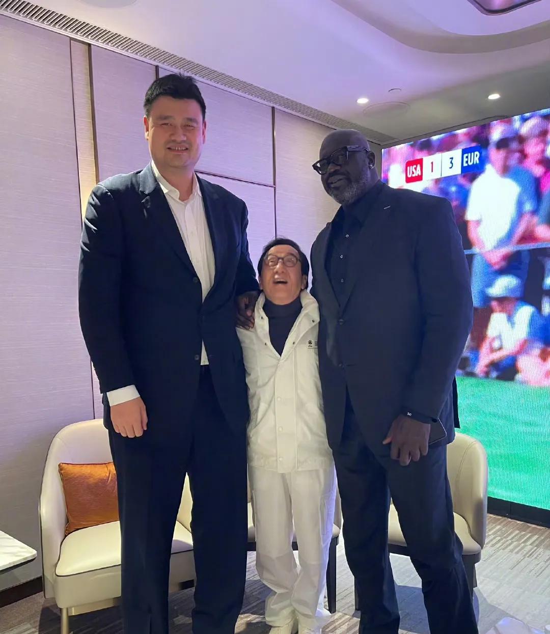 成龙依偎在姚明和奥尼尔胸前，场面过于搞笑！没想到成龙大哥也有如此可爱的一面，即