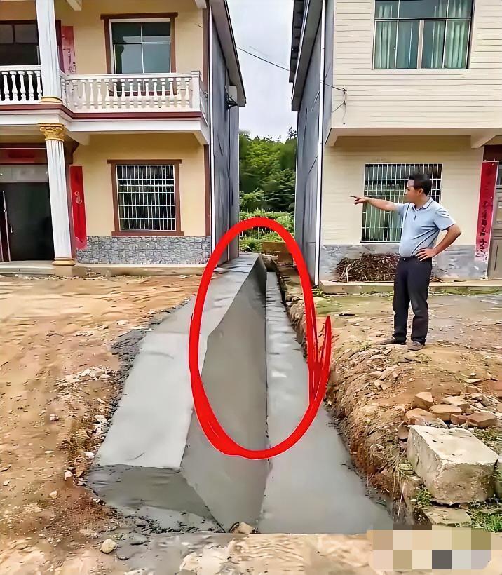 自建房一条水沟就能吵到翻旧账，连祖辈恩怨都扒出来，至于吗？农村邻里争地界，表面是