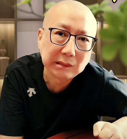 老汪说郭德纲太糊涂，早就该收手，该平安落地。刚看到这句话的时候，我还觉得话说得有