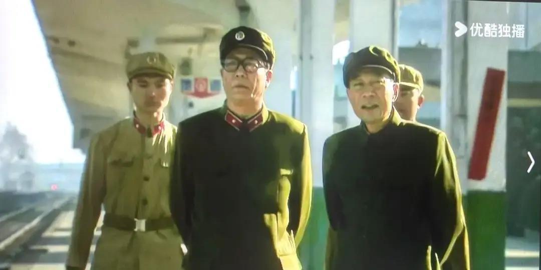 呢子大衣一穿，官大一级压死人站台上，师长政委的呢料笔挺，参谋长团长的棉布打