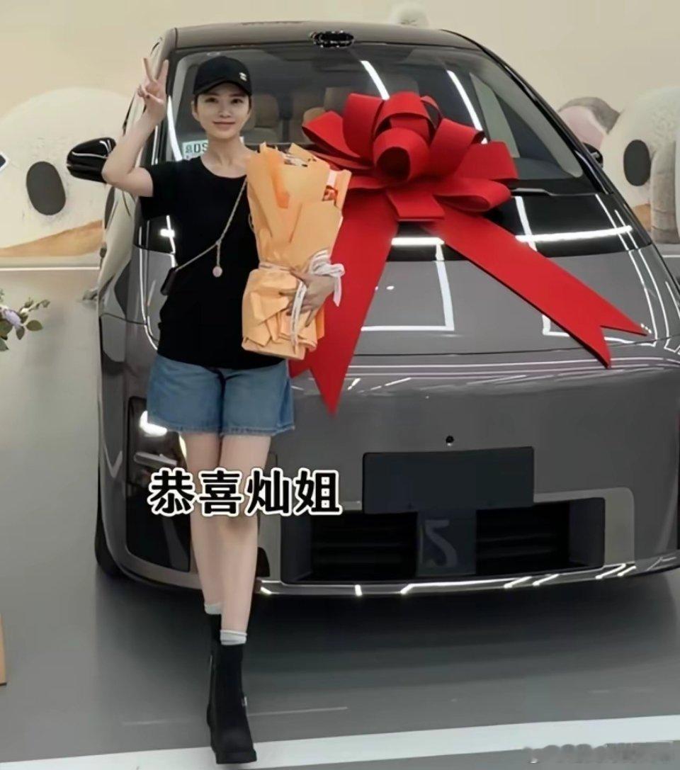 杜淳老婆去4S店提新车，家里已经有一台迈巴赫，但是老人孩子坐不开，王灿又订了一辆50万的国产新能源商