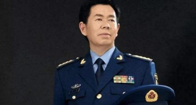 空军大校戴旭大声疾呼：“美国正在通过控制中国教育，培养亲美洋奴，其通过留学、发绿