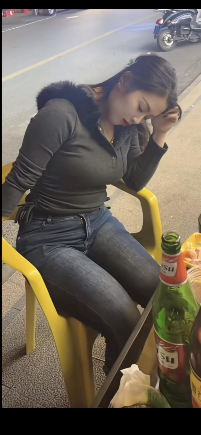 闺蜜出来喝酒喝醉了我又搬不动她，该怎么办才好[笑着哭]，在线等，急急急