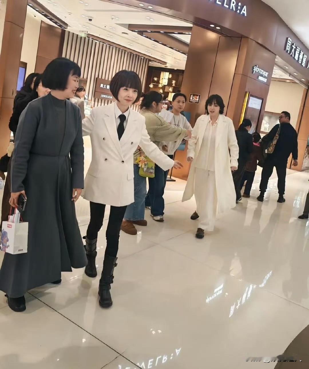 鲁豫这腿细得吓人！真的健康吗？最近鲁豫现身成都活动，55岁的她腿细得跟小孩