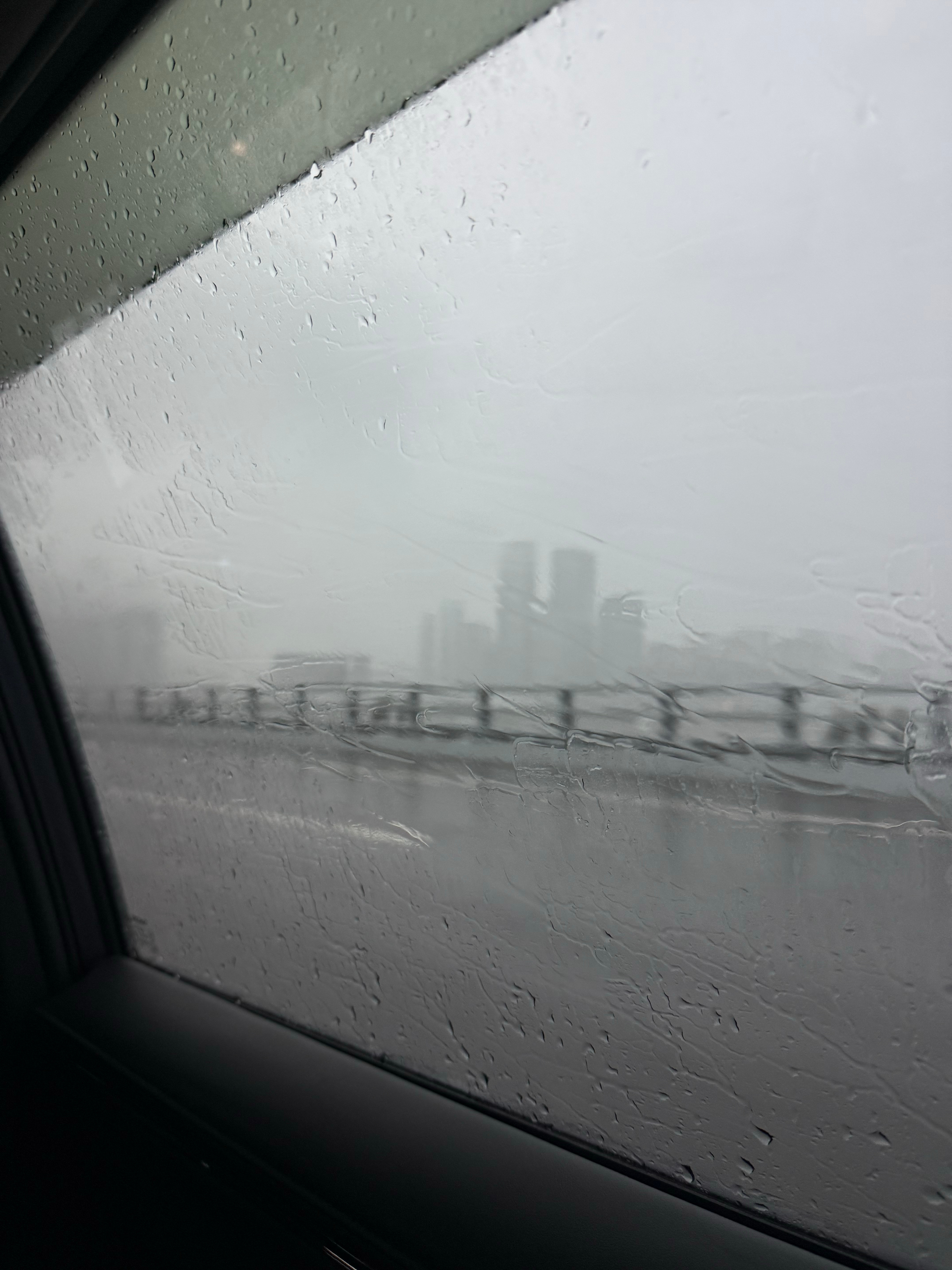 沈阳暴雨今天早上深圳也暴雨，看我图1，能见度超级低，到了北京这天气完全就好起来了