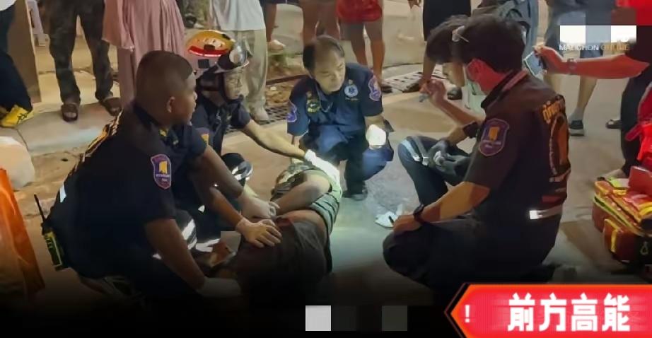 印度籍男子在泰国芭提雅当街小便，当地人上来劝阻说附近就有卫生间，可是人家非是不听