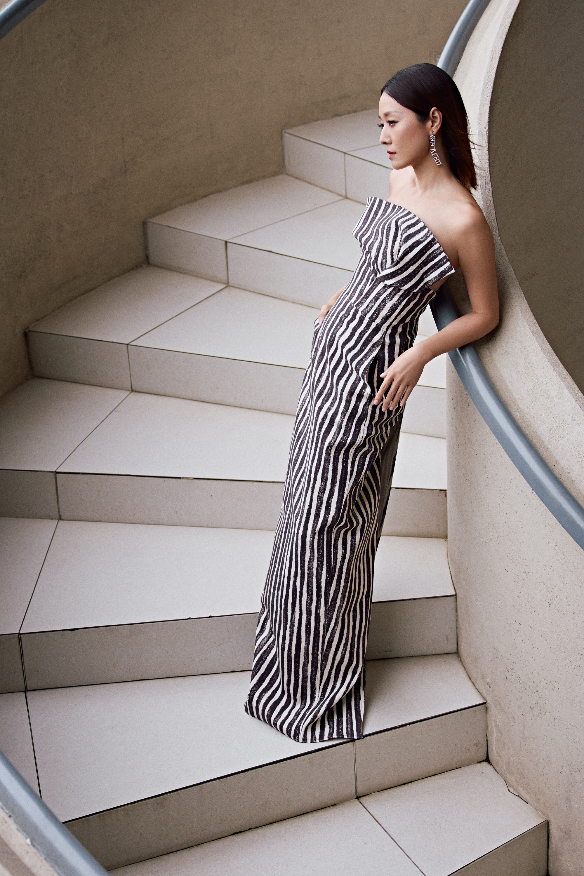 海浪为幕，马伊琍步入海滨绮梦ELLE风尚大典​​​