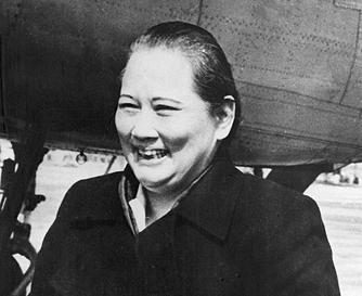 1981年宋庆龄病危，通知发到海外宋家后，其他后人都犹豫观望踌躇不前，唯独寡居多