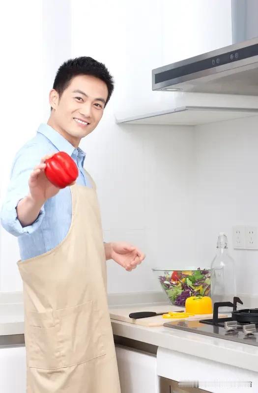 大家发现没？只要一家人一天三顿饭都在家里吃，做饭的那个人一整天就是买菜、烧菜、吃